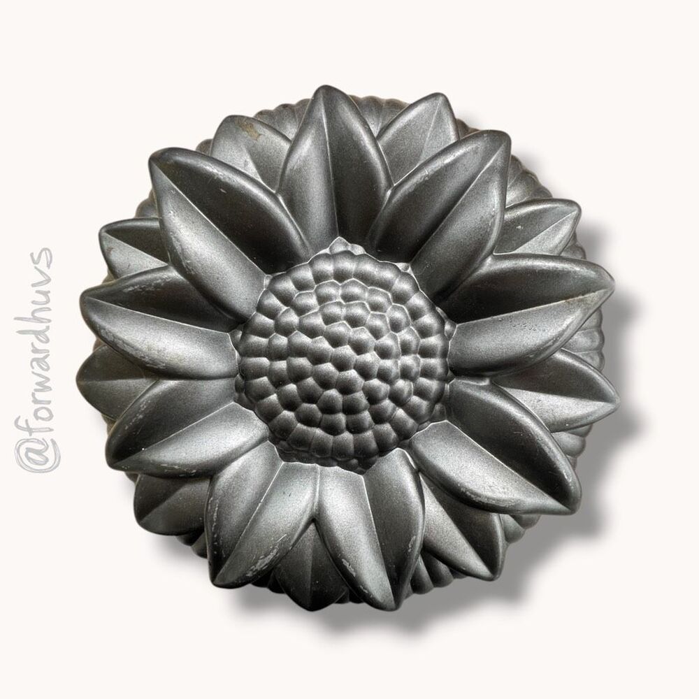 Nordic Ware Sunflower Bundt Cake Pan 10 Cup Cast Aluminum USA - Picture 8 of 8